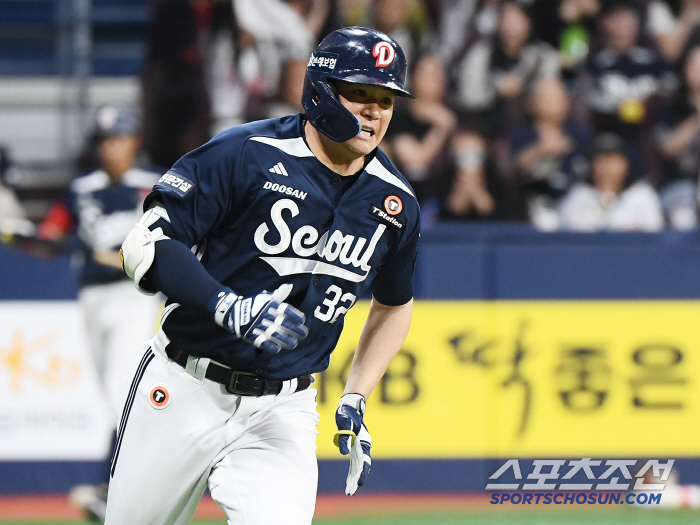 [포토] 전력질주로 2루까지 달려가는 김재환