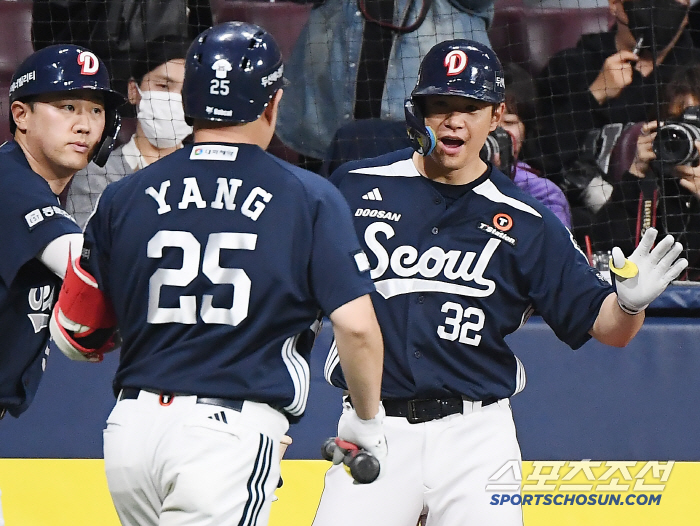 [포토] 9회 홈런 터트린 양의지와 김재환