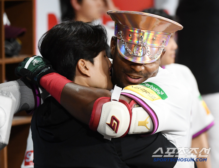 [포토] 투런포 친 푸이그, 스태프와 포옹