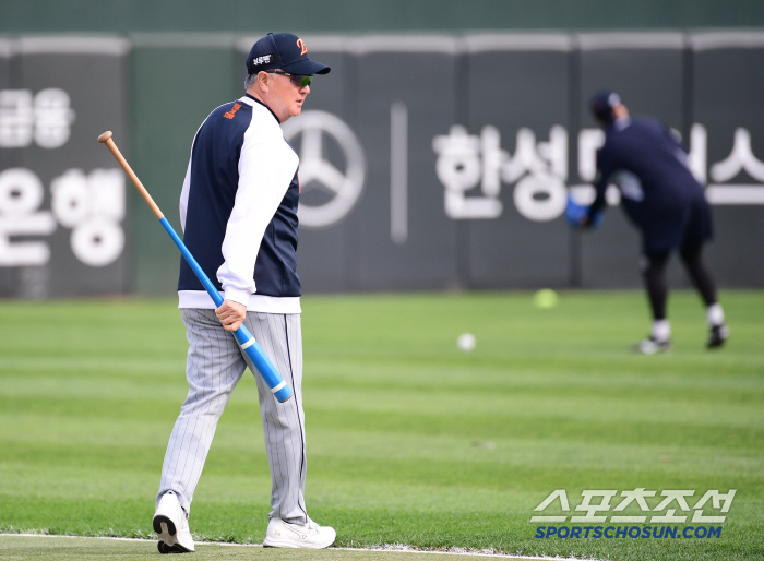 [포토] 김경문 감독 선수들 훈련 유심히...