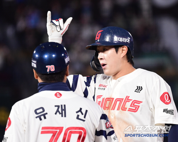[포토] 나승엽 추격 나서는 1타점 적시타