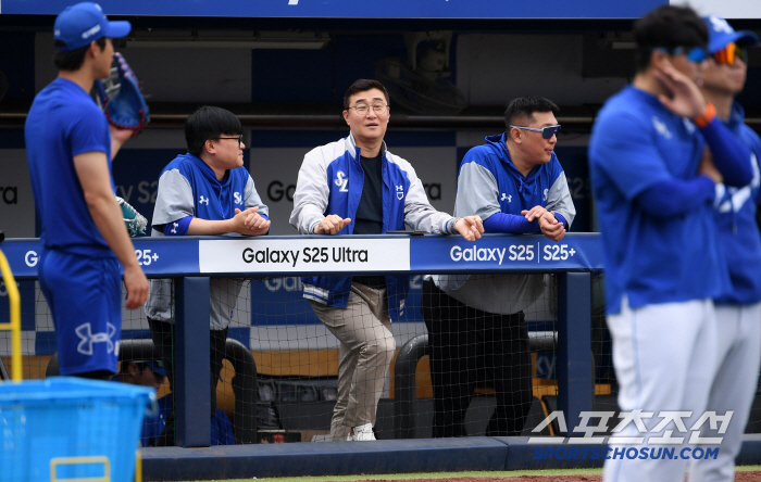 [포토] 이종열 단장 선수들 바라보며