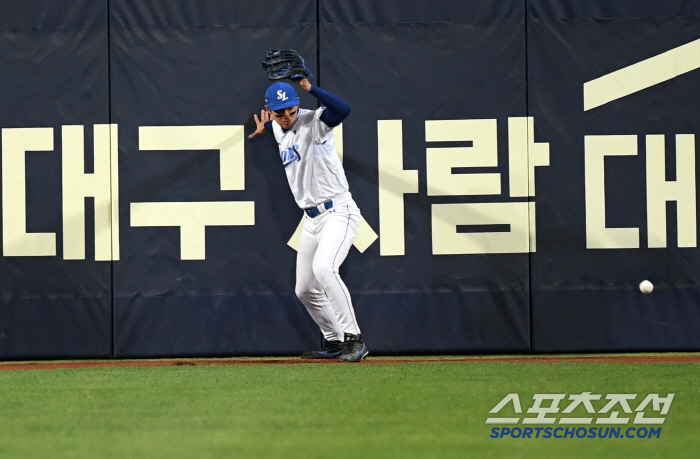 [포토] 구자욱 펜스 맞고 떨어진 위즈덤 타구