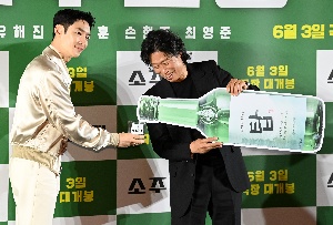 유해진 따라주고 이제훈 받고