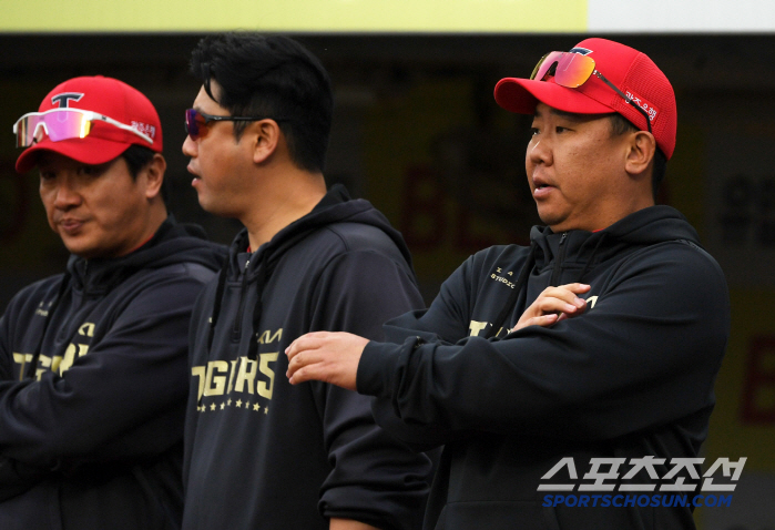 [포토] 경기 직전 생각이 많은 KIA 이범호 감독