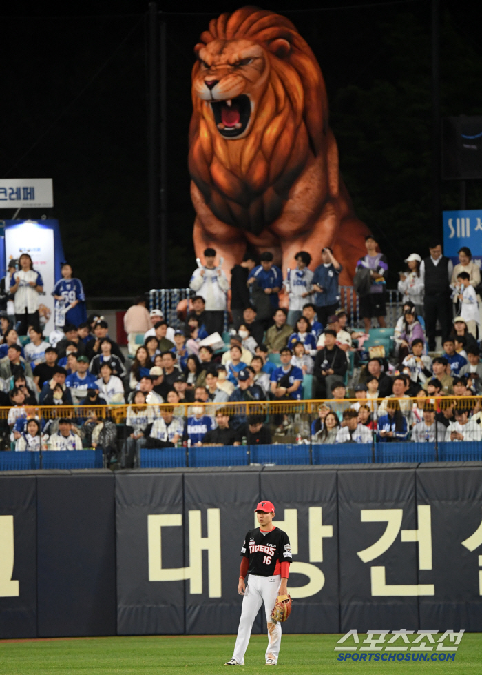 [포토] 사자 앞에서 작아진 KIA 중견수 최원준