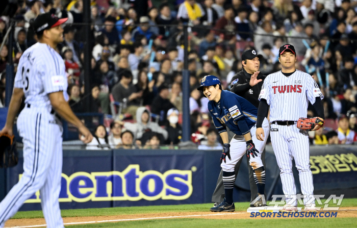 [포토] 2루주자 박민우, 치리노스 악송구에 3루로