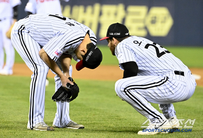 [포토] 백승현, 강습타구 막아낸 고통에