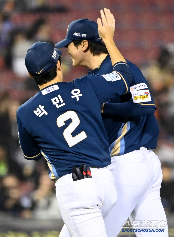 [포토] 전사민, 캡틴 꾸중에 미소로
