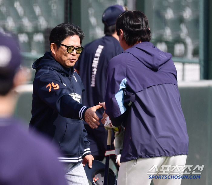 [포토] 양상문 코치 반가운 친정 식구들과 인사