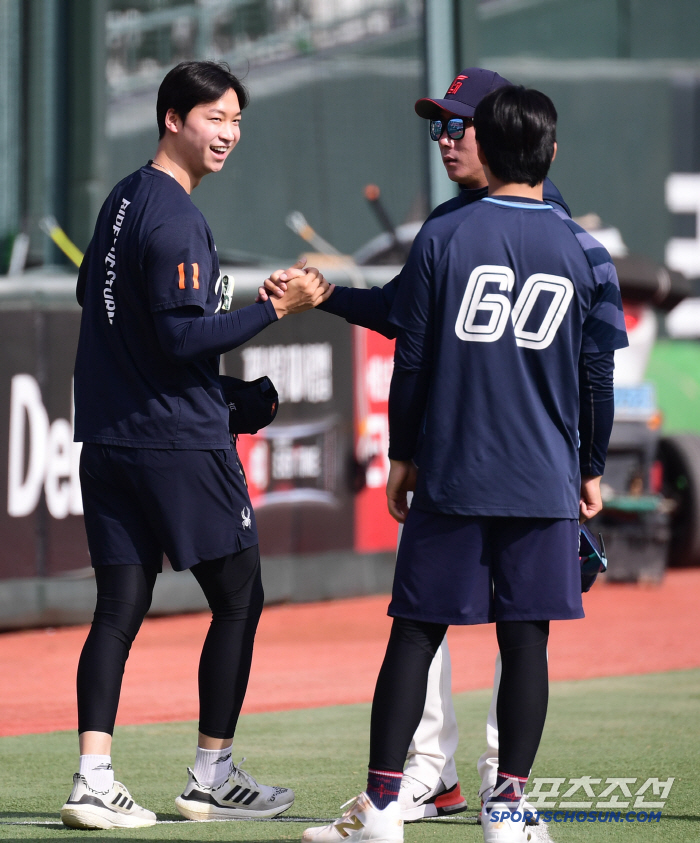 [포토] 엄상백 고영민 코치님 잘 지내시죠?