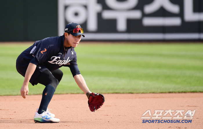 [포토] 심우준 볼에 시선 고정