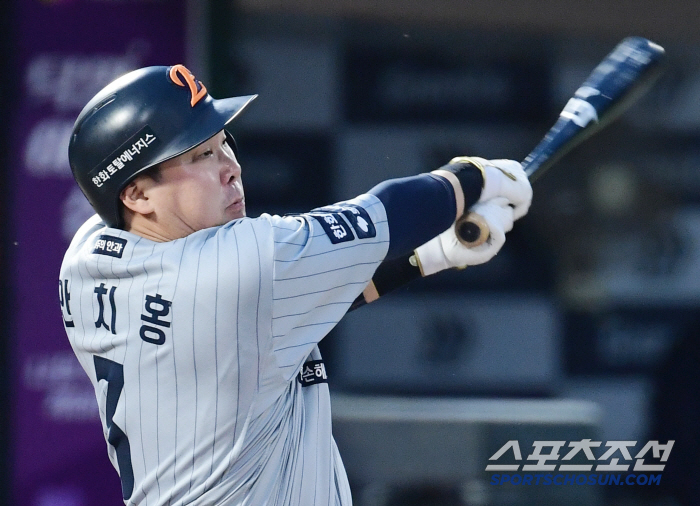 [포토] 안치홍 힘찬 타격으로 2타점 적시타