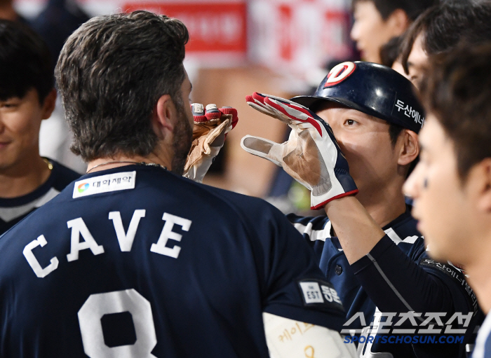 [포토] 정수빈 축하받는 케이브