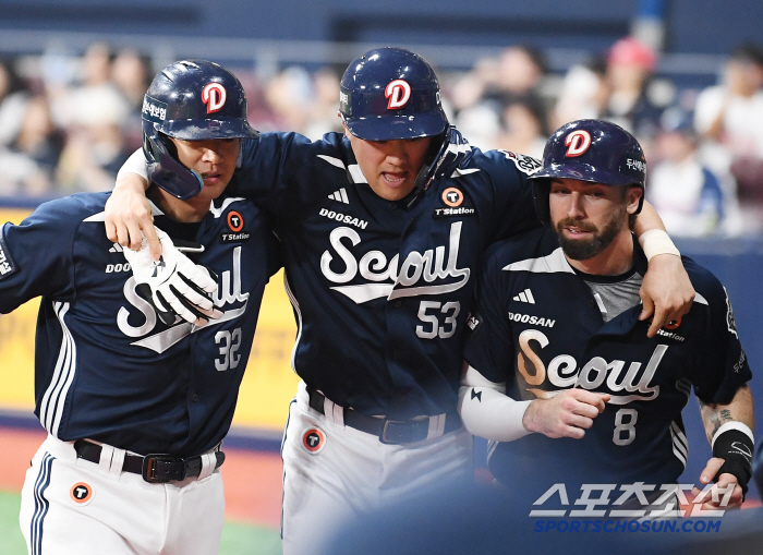 [포토] 김재환 스리런포, 양석환 케이브와 어깨동무