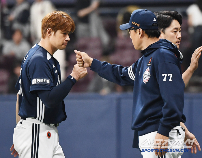 [포토] 김재환, 이승엽 감독과 승리 자축