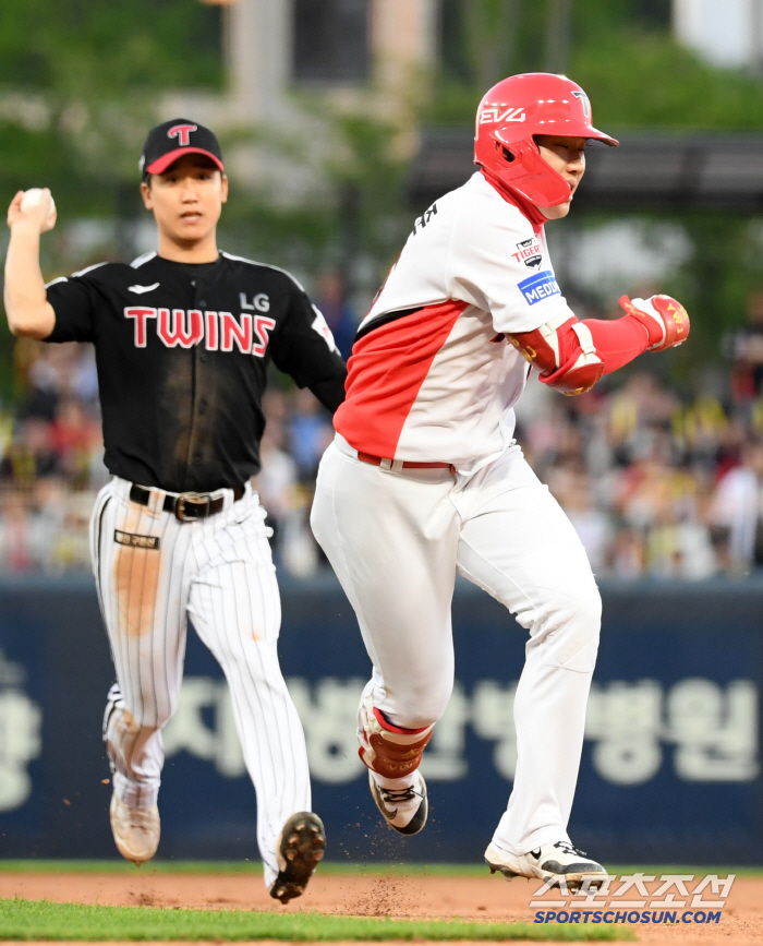 [포토] 최원준 적시타 후 런다운에 걸렸네