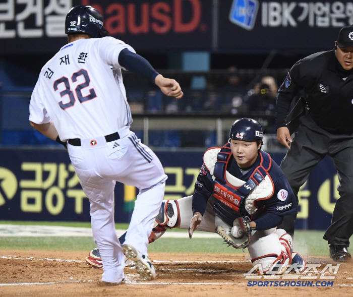 [포토] 김재환의 무리한 홈쇄도, 이미 공은 도착