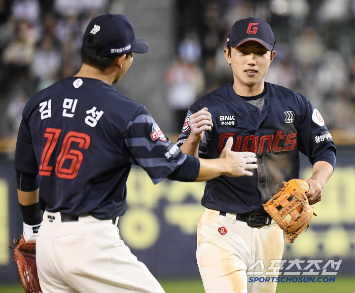 [포토] 김민성 환영받는 전민재