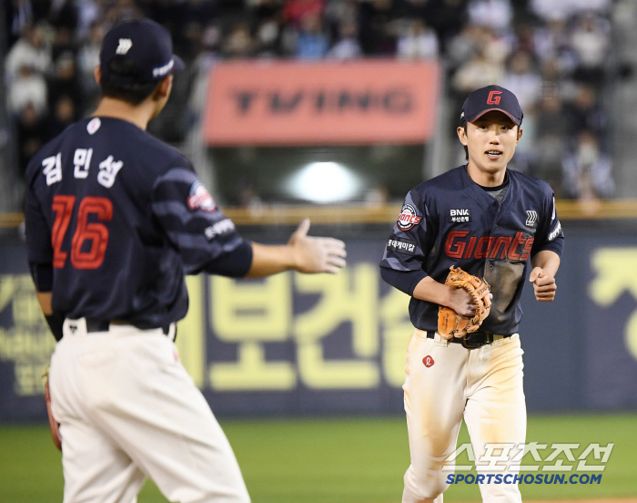[포토] 김민성 환영받는 전민재