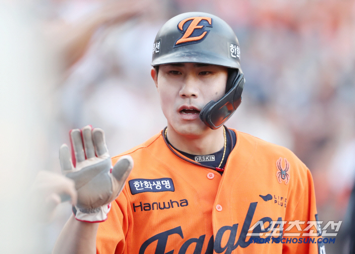 [포토] 심우준 안타 치고 득점까지 성공