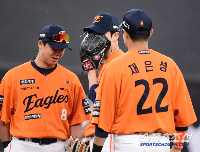 [포토] 교체 아쉬움에 얼굴 감싼 문동주