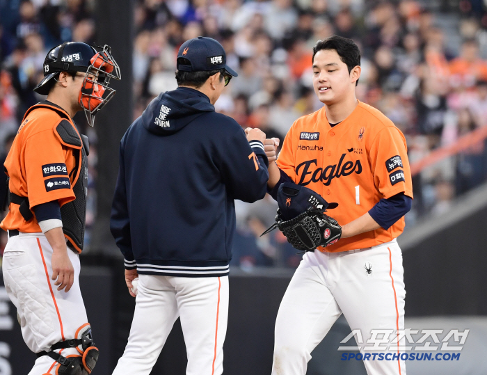 [포토] 문동주 8회 100구 채우고 교체
