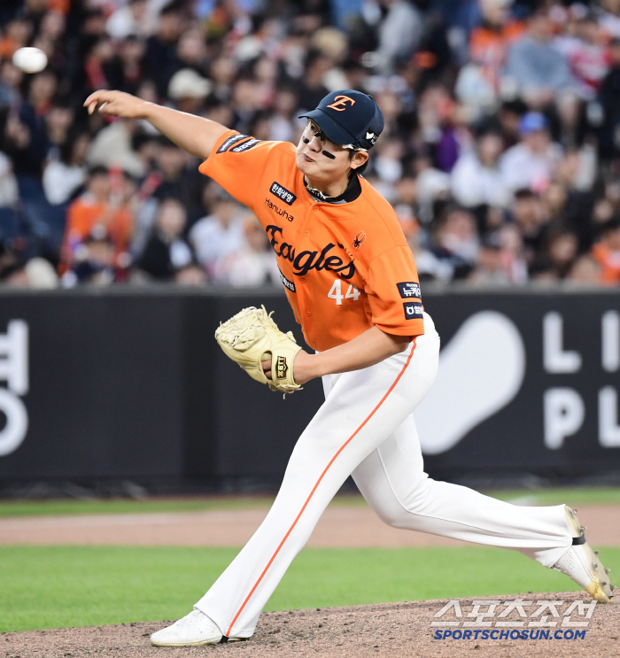 [포토] 김서현 9회 마무리 등판, 힘찬 투구