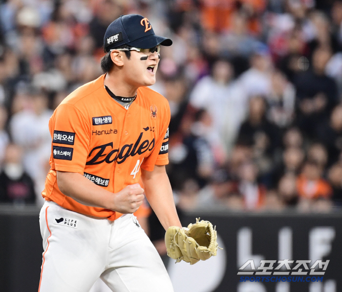 [포토] 김서현 한 점 차 승리 지키고 주먹 불끈