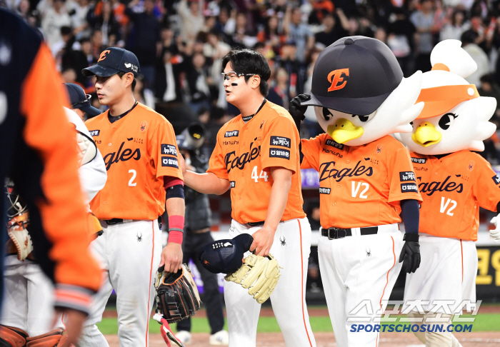 [포토] 김서현 짜릿한 세이브 달성, 승리의 하이파이브