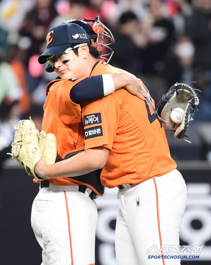[포토] 최재훈 김서현 승리 지켜줘 고맙다
