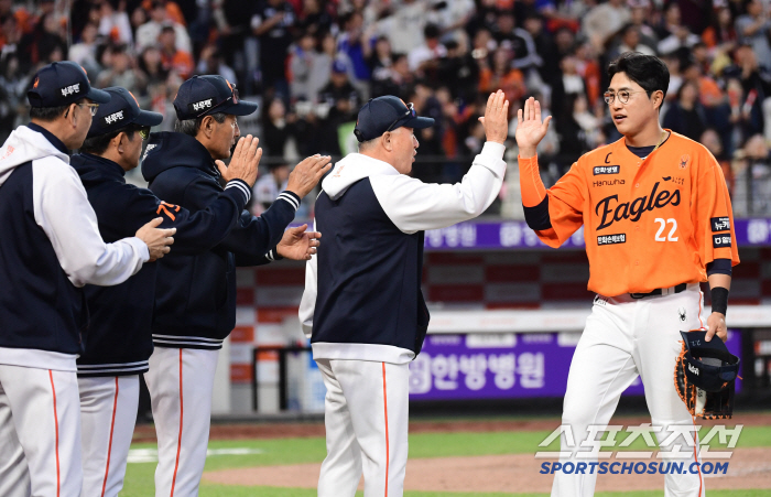[포토] 김경문 감독 기분 좋은 승리의 하이파이브