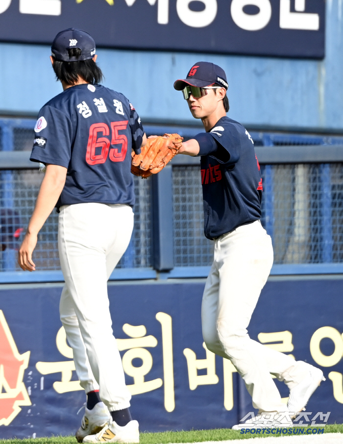 [포토] 친정팀에 인사 마친 정철원과 전민재의 하이파이브