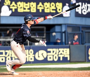 윤동희, 중견수 키 넘기는 1타점 2루타 쾅