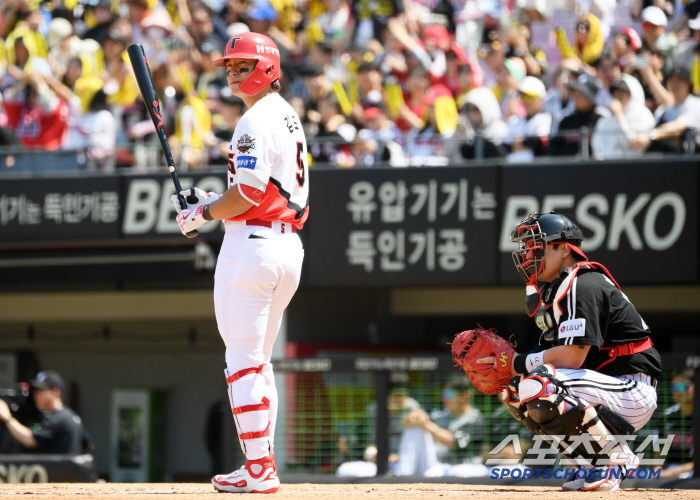 [포토] 1회 타석에 들어서는 3번 타자 김도영
