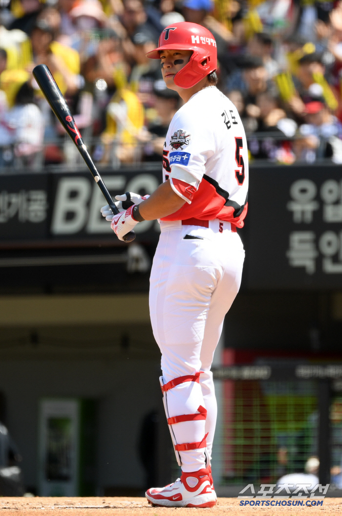 [포토] 1회 타석에 들어서는 3번 타자 김도영