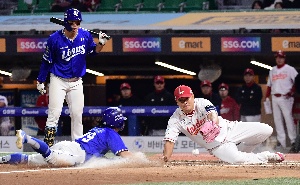 김성윤, 폭투 때 득점 성공