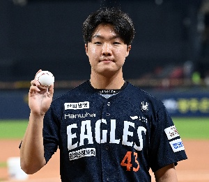 정우주, 데뷔 첫 승 기념 포즈