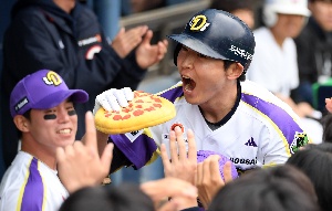정수빈, 홈런 치고 피자 한 입