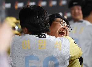 감격 투런포 이원석, 채은성과 격하게 포옹