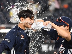 연장 결승타가 데뷔 첫 타점, 물세례 받는 임종성