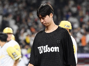 고개 숙인 엄상백