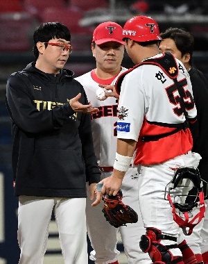 2승 달성 양현종, 기념구 잘 챙겨야죠