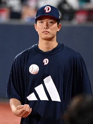 프로 데뷔 첫 승 올린 두산 최민석