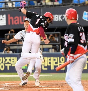 무리한 주루로 홈에서 아웃되는 박찬호