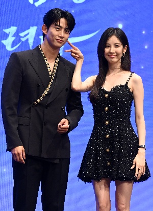 서현, 옥택연 볼 콕~