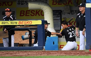 이종범 코치, 안현민 타격 지도
