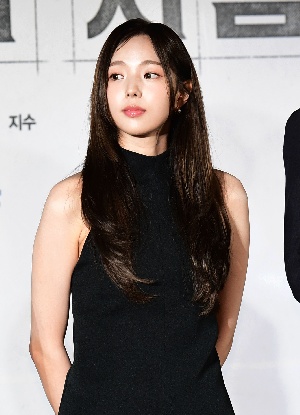 채수빈, 순수 매력 눈빛 인사