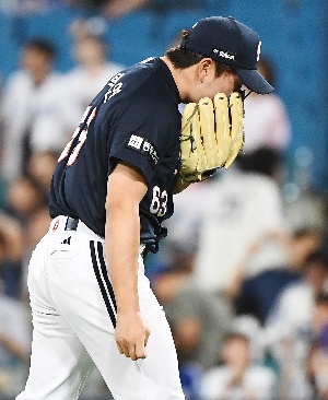 어렵게 승리 지킨 김택연의 포효