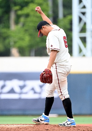 덕수고 엄준상, 경기고 잡고 환호!